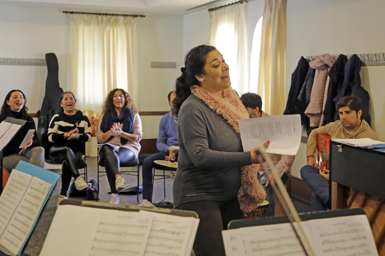 La Macanita, durante un ensayo con los músicos.
