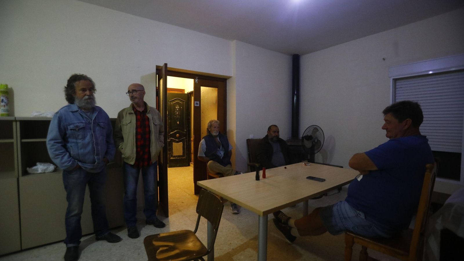 Miembros del Sindicato Andaluz de Trabajadores en el interior de la finca de Somonte.