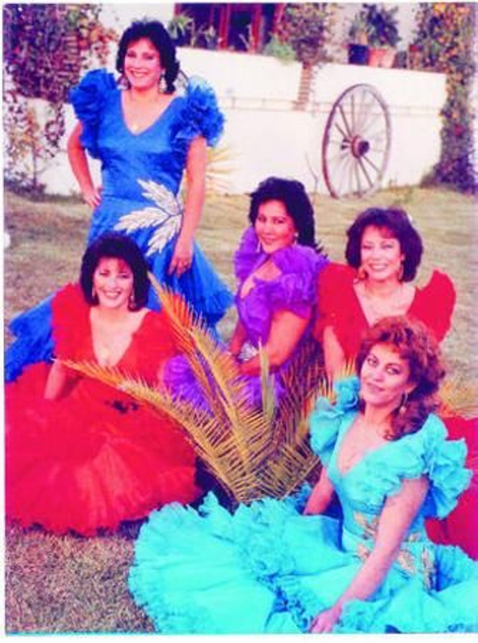 Dos imágenes del grupo Las Niñas de la Manola.