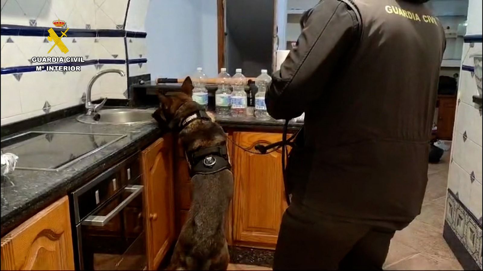 Un momento del registro en la casa del joven que fue detenido en Isla Cristina.