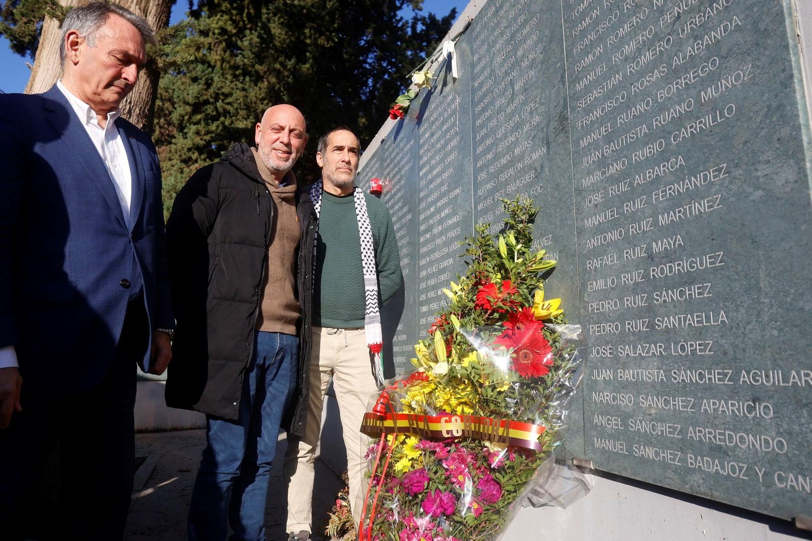 La ofrenda floral a las víctimas del franquismo con motivo del 50 aniversario del fin de la dictadura, en imágenes
