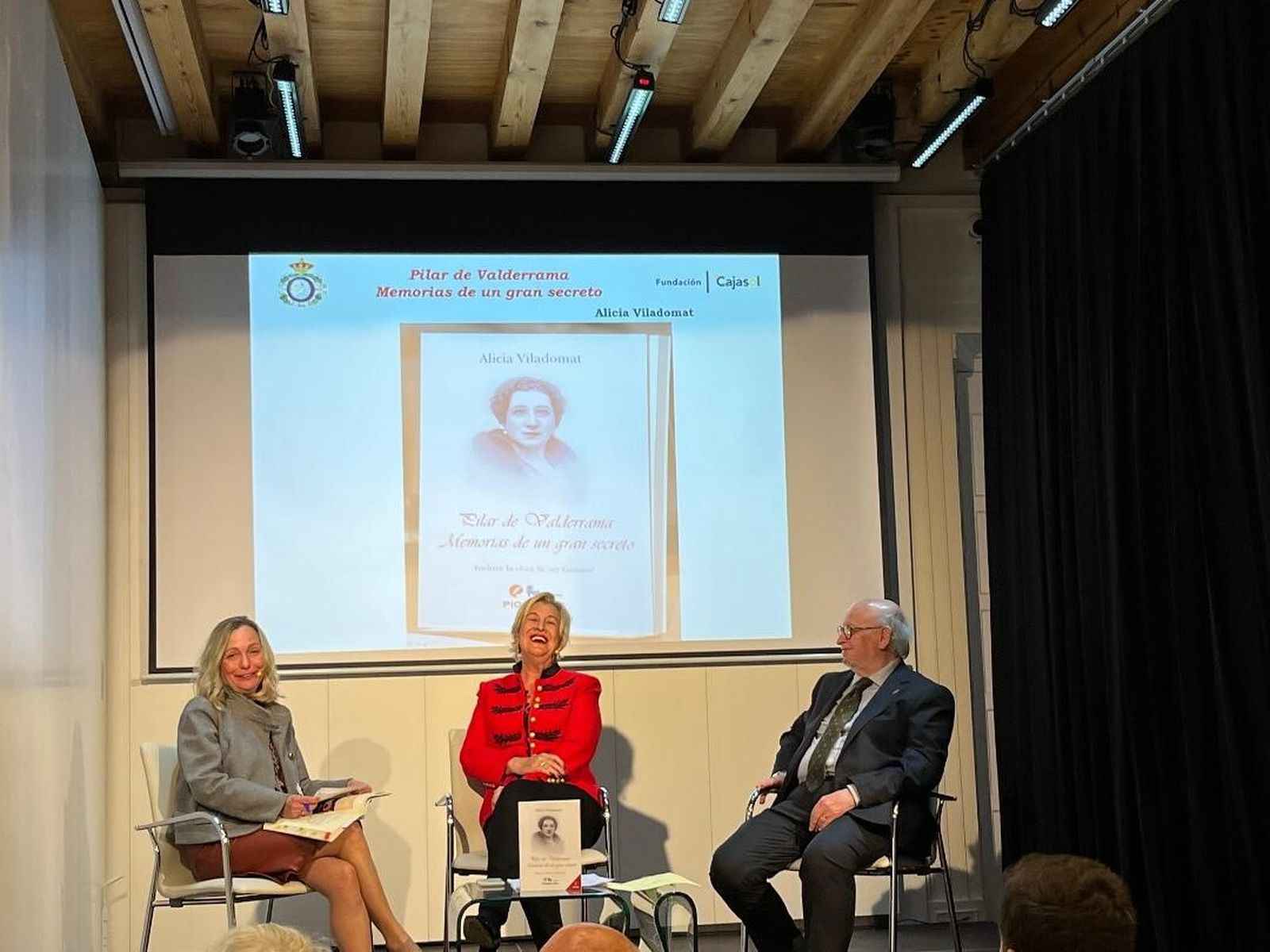 Felicidad Rodríguez, Alicia Viladomat y Enrique García-Agulló, durante la presentación del libro en la Fundación Cajasol.