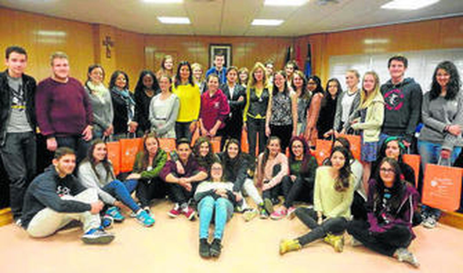 Las ediles María Dolores Ortega y Maite Fernández recibieron al grupo.