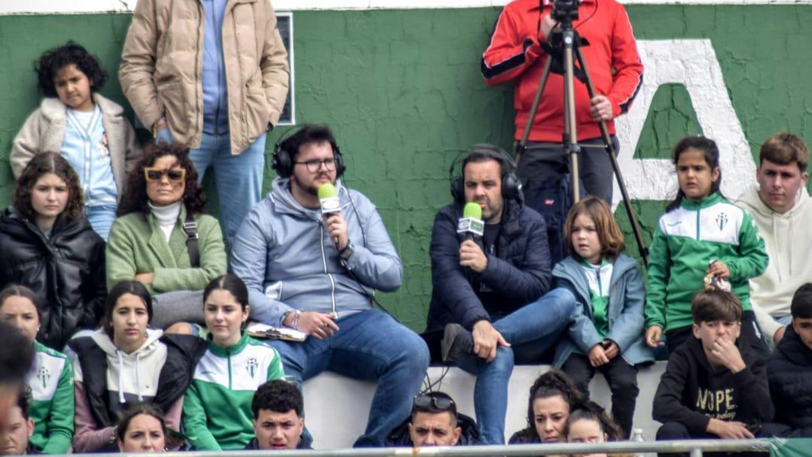 Ismael, a la izquierda, retransmite un encuentro para la radio.