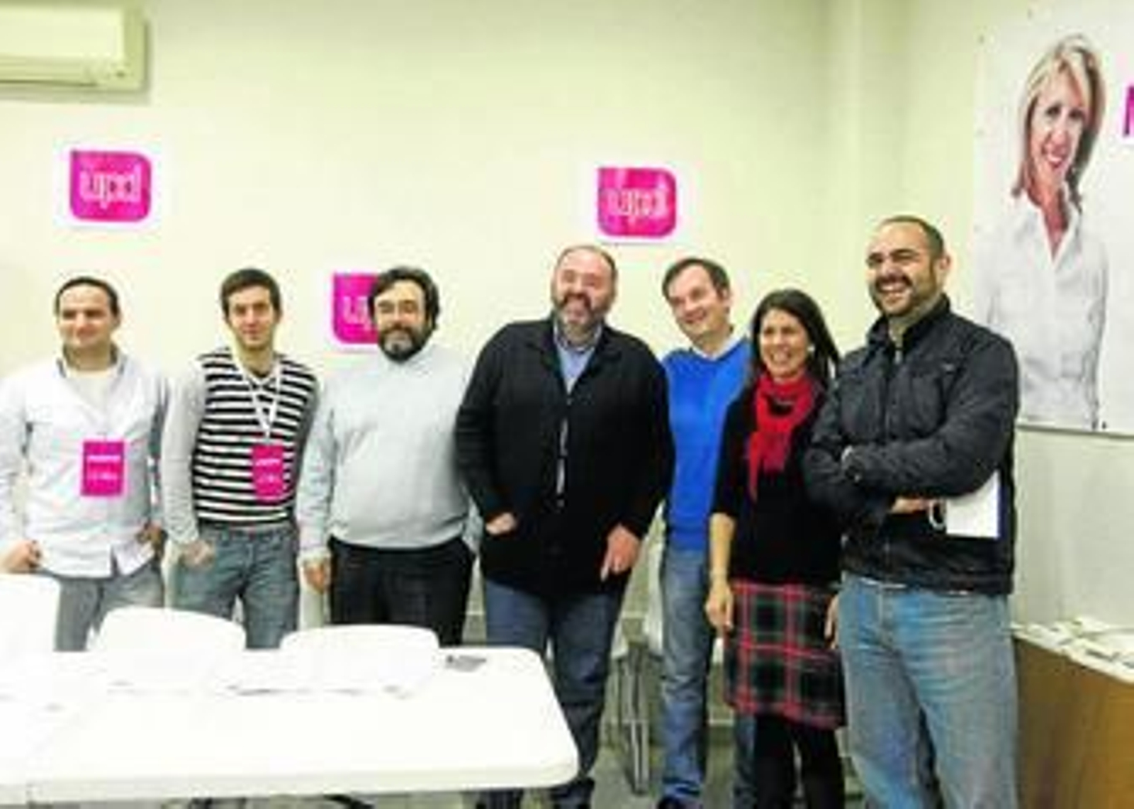 Manuel Pérez Fabra, en el centro, con otros militantes de UPyD, ayer en la sede de Jerez.