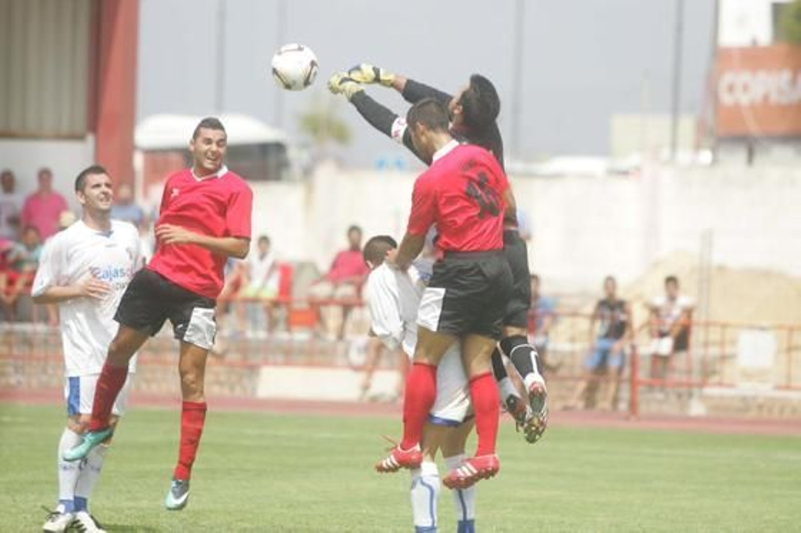 El San Roque desperdicia dos goles de ventaja ante el Pozoblanco y sufre, en su estreno como local, su primera bofetada de la temporada./Fotos: Quiñones

Foto: J.M.Q.