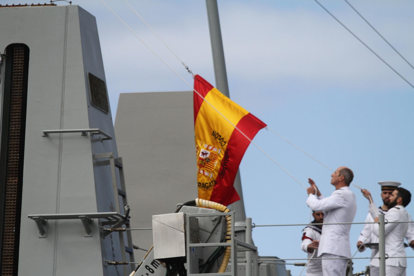 Entrega de la bandera de combate a la fragata Cristobal Colón