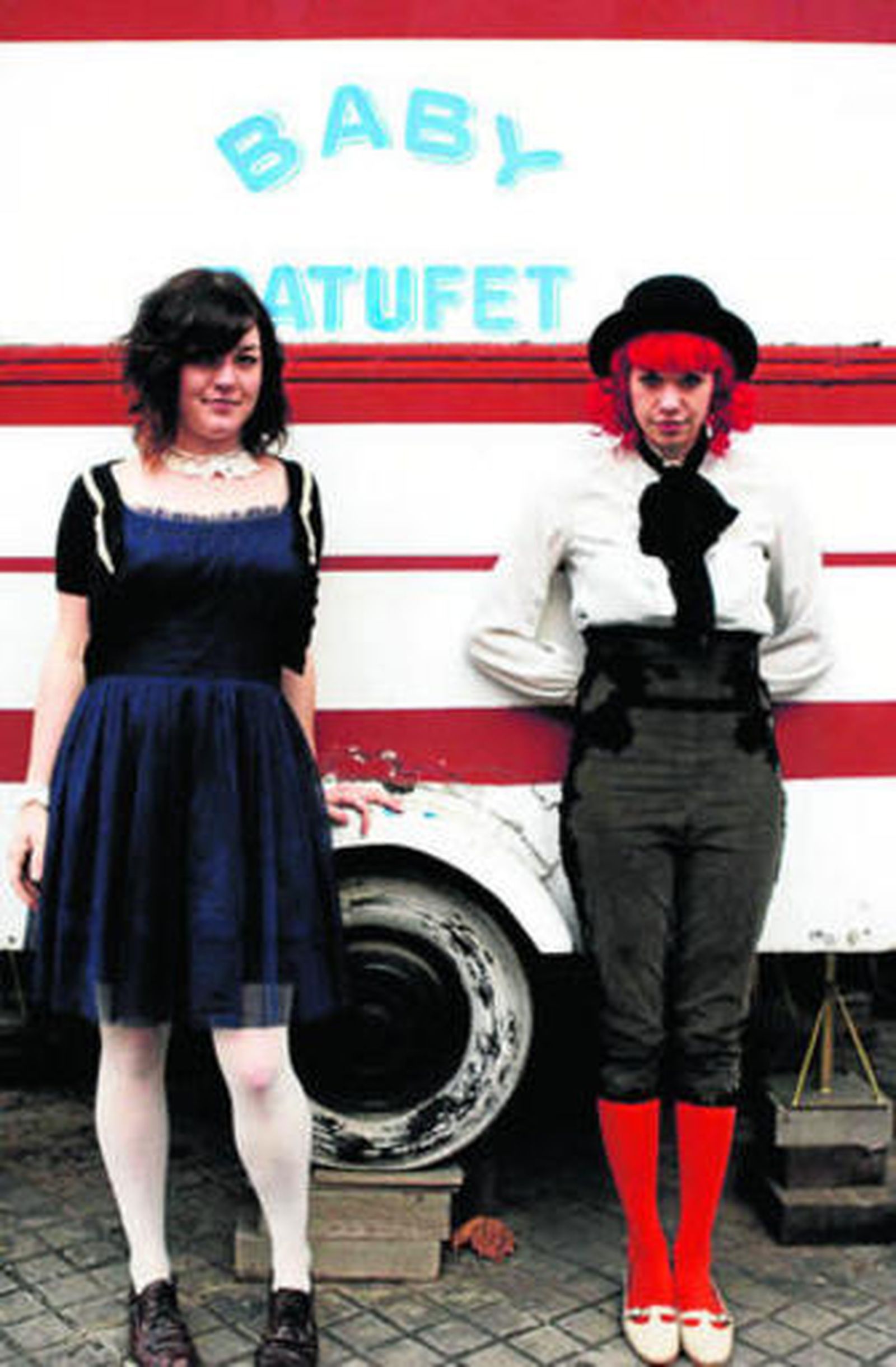 Dos de las integrantes de Agent Ribbons.