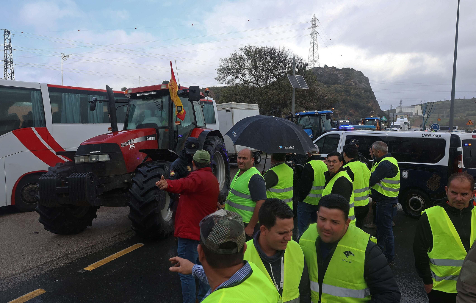 El corte del acceso sur de Algeciras por los tractoristas de Cádiz, en imágenes