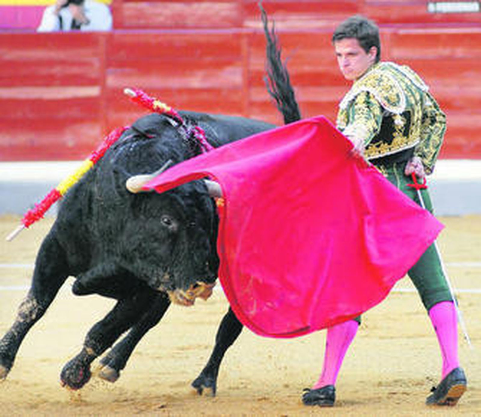 El Juli, en un natural a su primer toro.