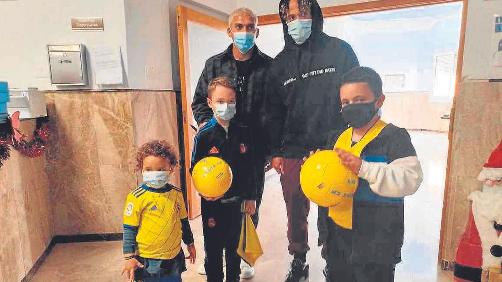 Los jugadores del Cádiz C.F. Theo Bogonda y Brian Ocampo visitaron el Hospital de Villamartín del Grupo Pascual Los jugadores del Cádiz C.F. Theo Bogonda y Brian Ocampo visitaron el Hospital de Villamartín del Grupo Pascual