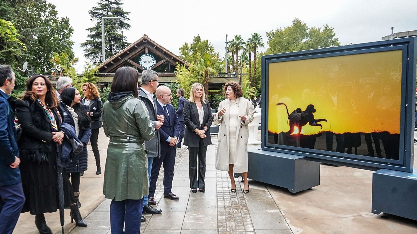 La alcaldesa, Marifrán Carazo, asistió a la inauguración de la muestra.