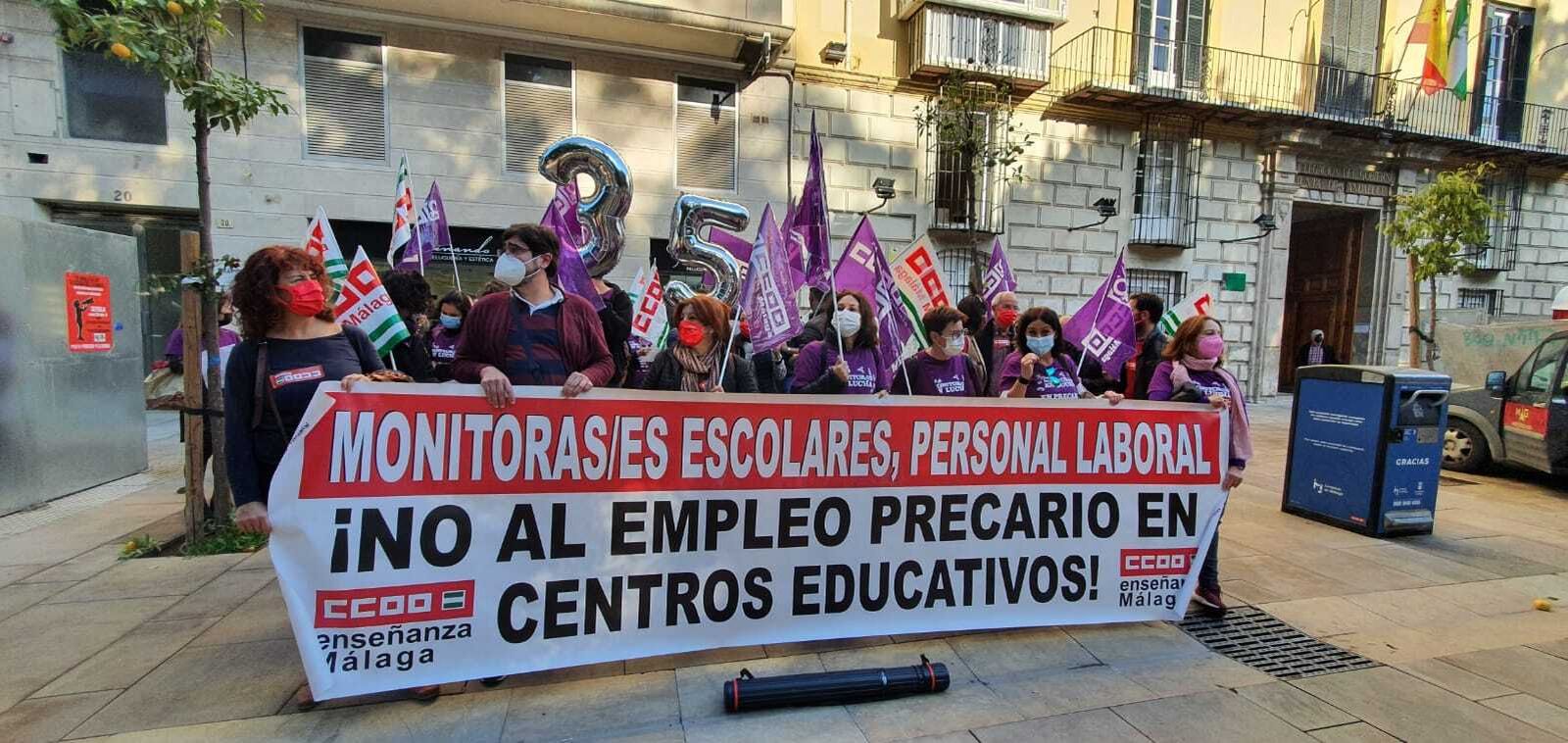 Monitoras escolares durante una protesta en Málaga.