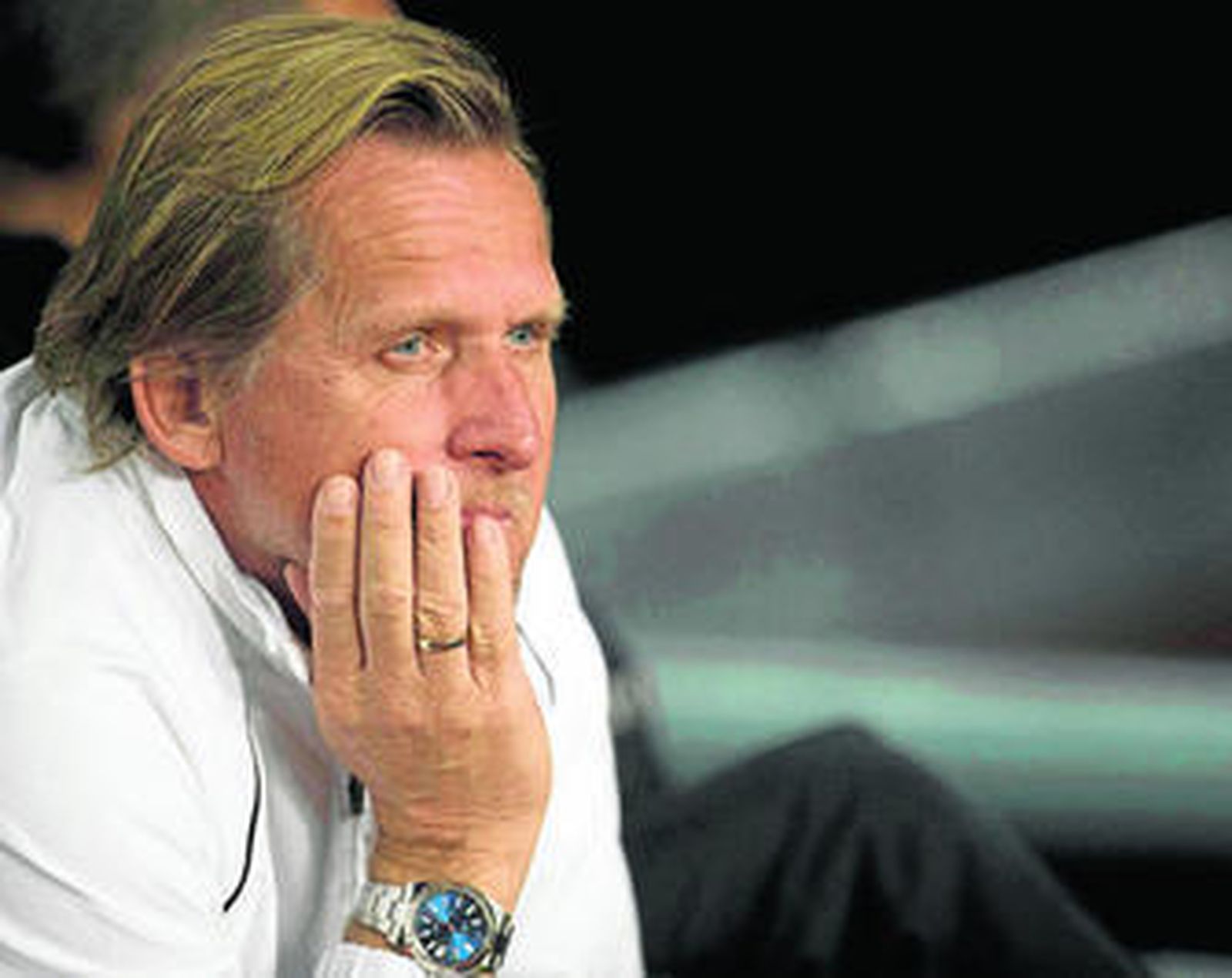Schuster observa con cara de preocupación un lance del encuentro ante el Barcelona.