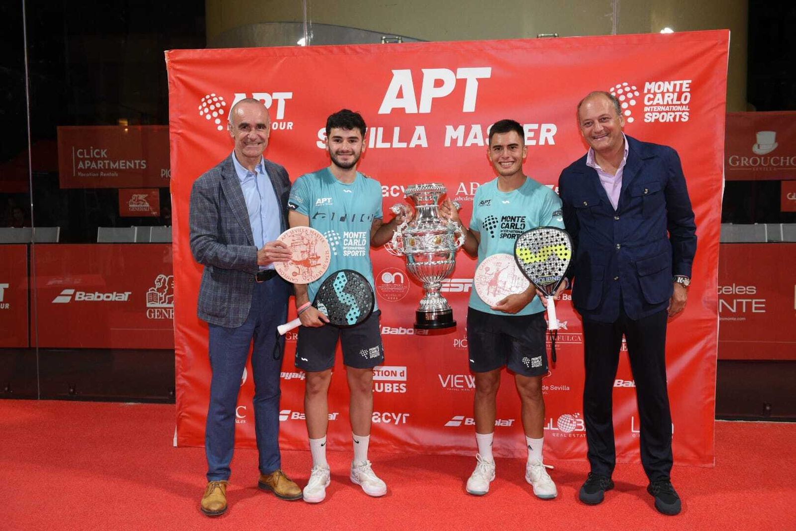 El alcalde de Sevilla, Antonio Muñoz, y el organizador, Fabrice Pastor, entregan el trofeo a Dal Bianco y Arce.