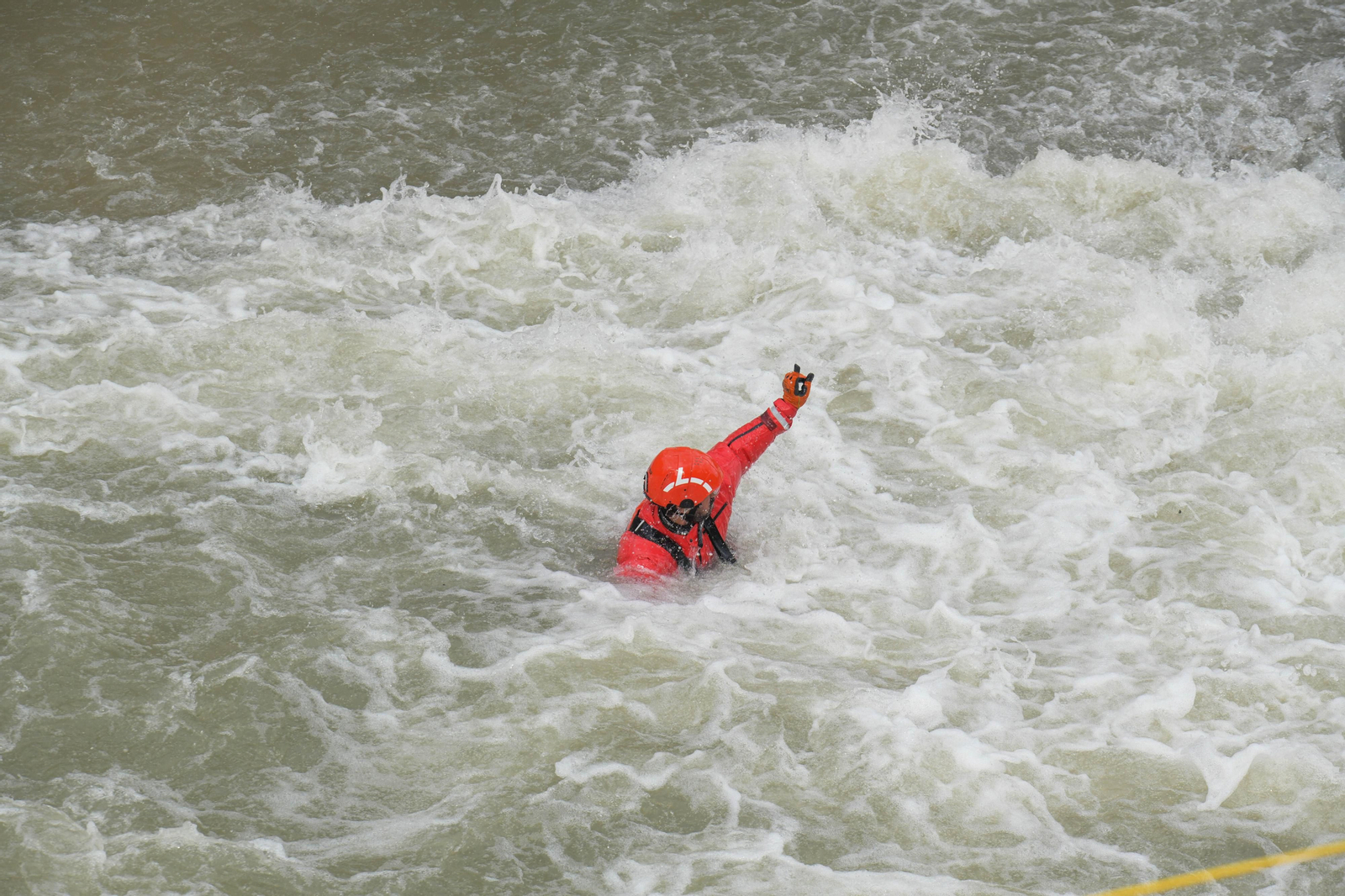 Fotos: Las mejores imágenes del simulacro de rescate de un coche accidentado en el río Genil de Granada