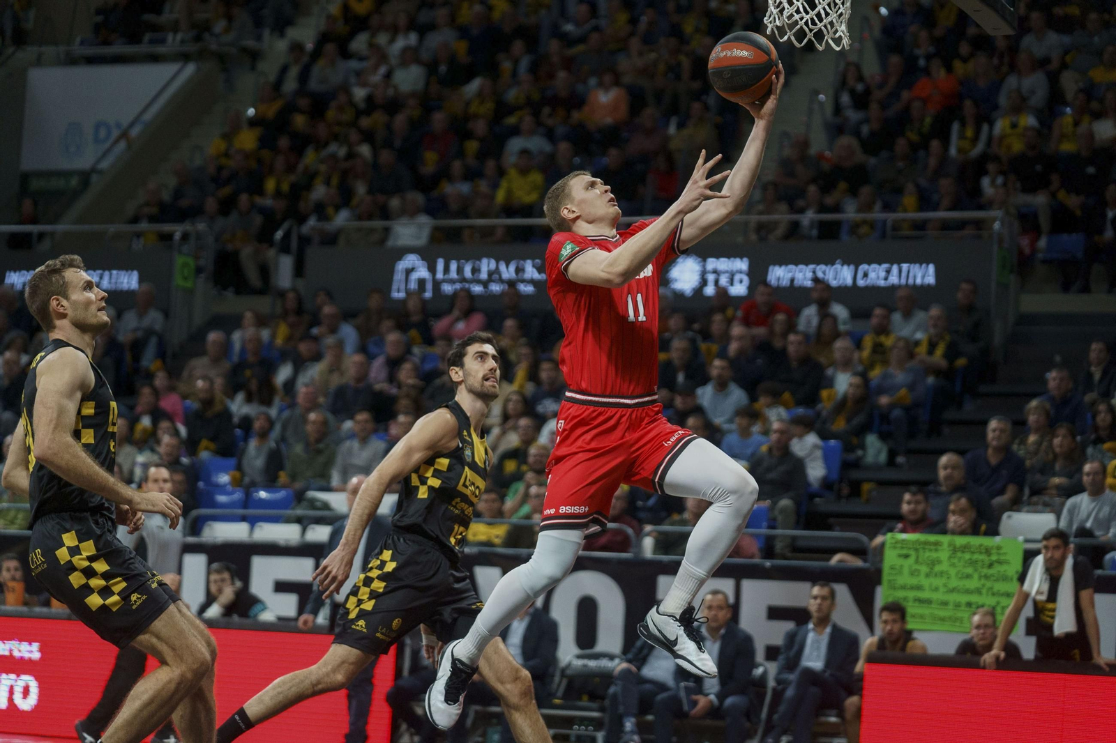Entrada a canasta de Valtonen en un partido de la pasada temporada
