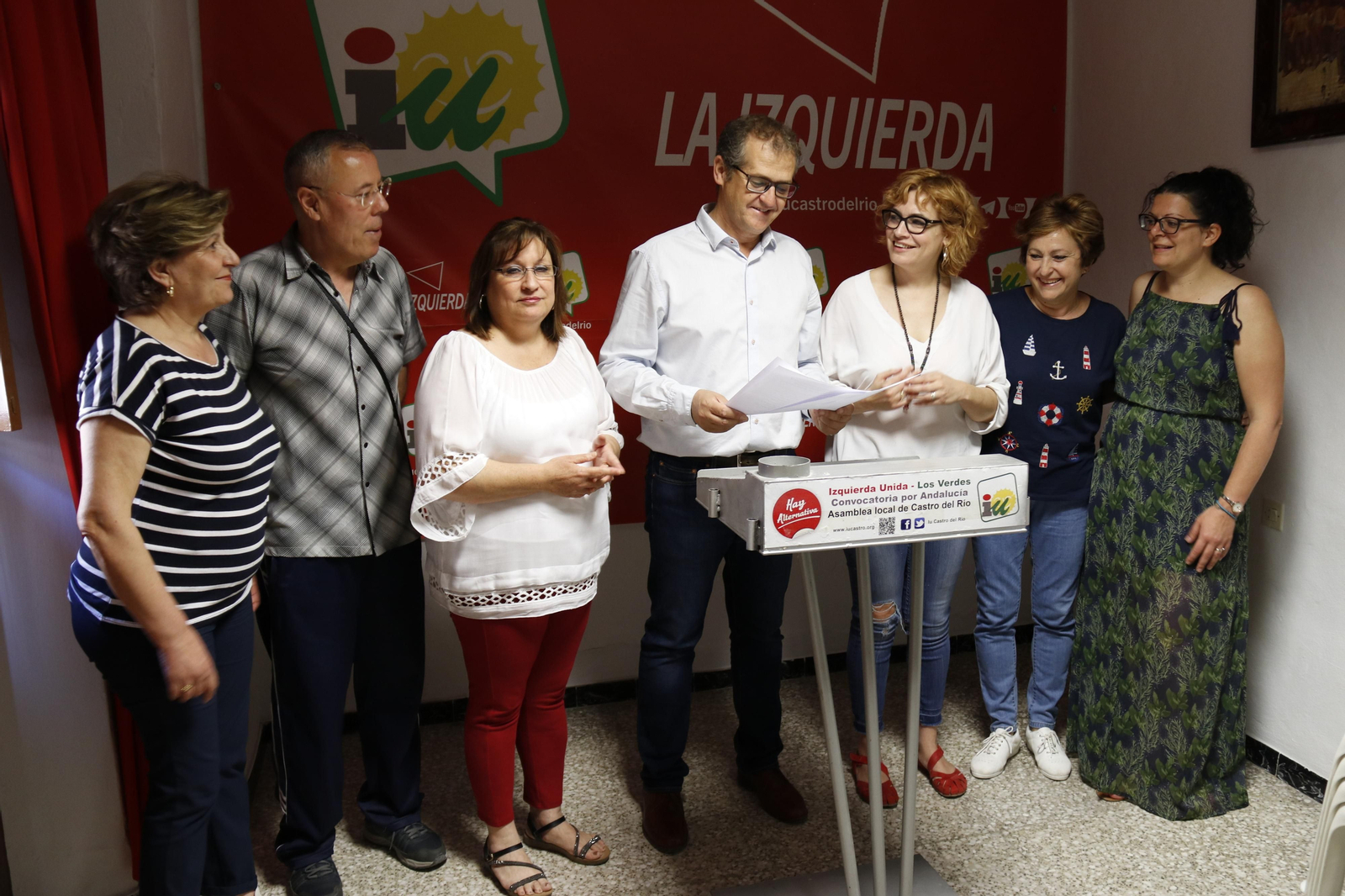 El candidato a la Alcaldía de IU en Castro del Río, José Luis Caravaca, con integrantes de la candidatura