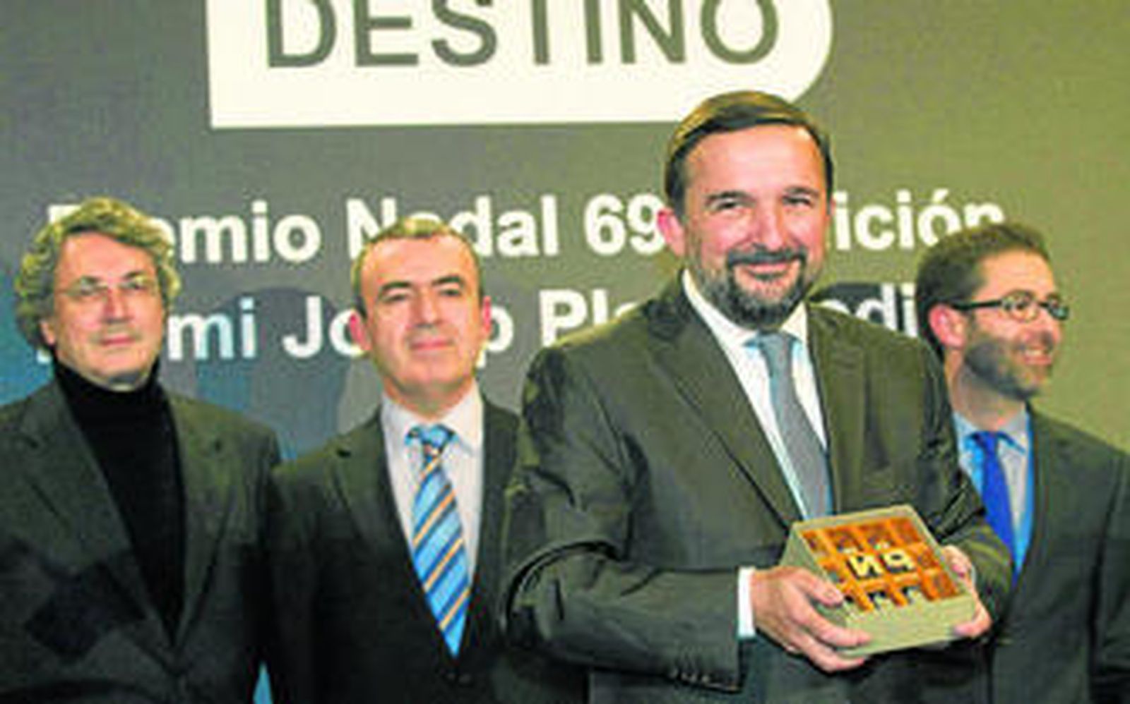 El periodista y escritor Sergio Vila-Sanjuán posa con su galardón tras ganar el 69 Premio Nadal, ayer en el Hotel Palace de Barcelona.