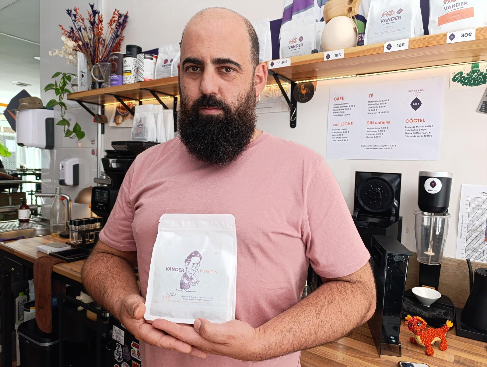 Juanma Pérez está al frente de Vander Coffee, un café de especialidad en el centro de Jaén.