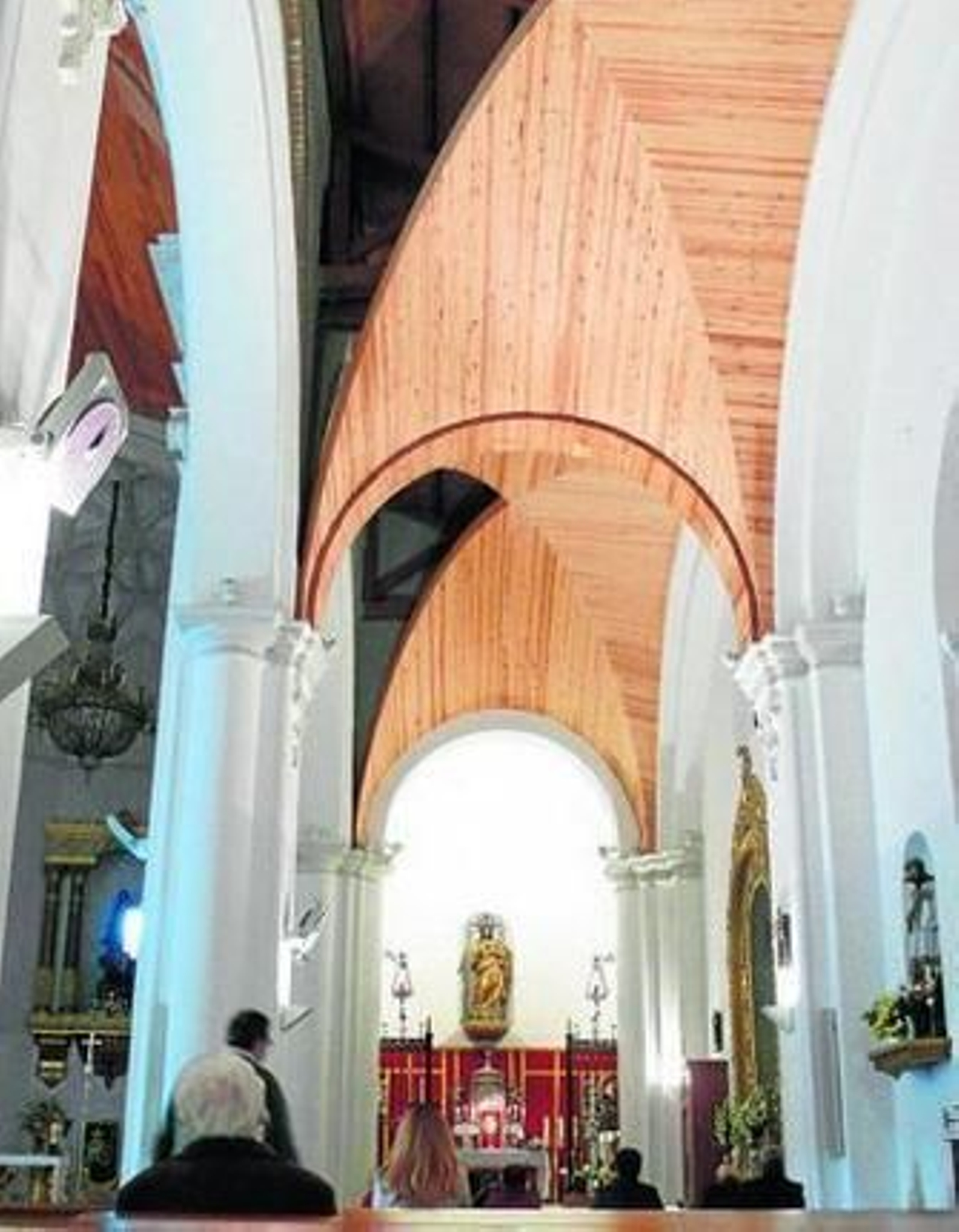 La nave del sagrario, con el Santísimo expuesto; se puede observar las aristas y la nave incompleta.