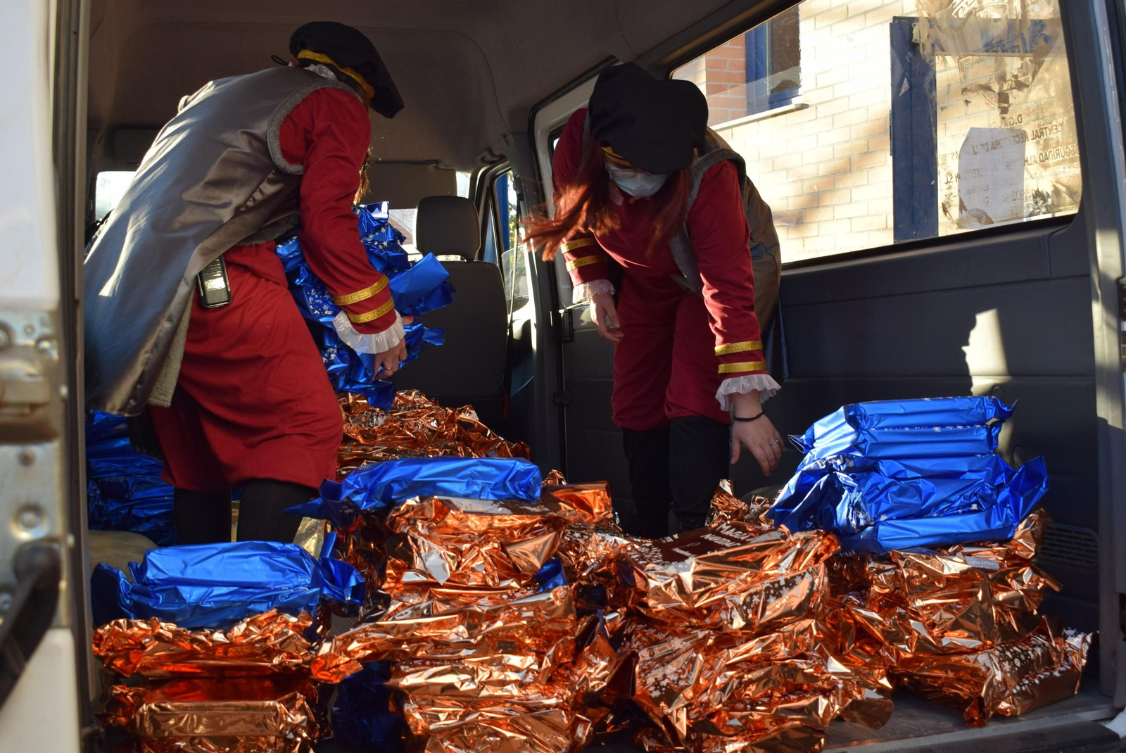 Algunos de los pajes de los Reyes Magos durante el reparto de regalos en Albolote.