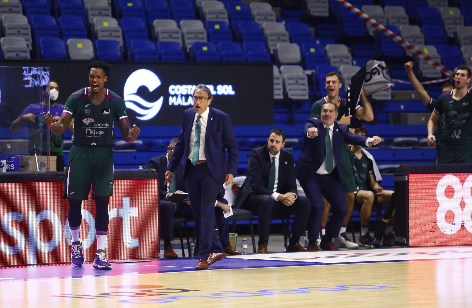 El banquillo del Unicaja celebra en un partido de la ACB en el Carpena.