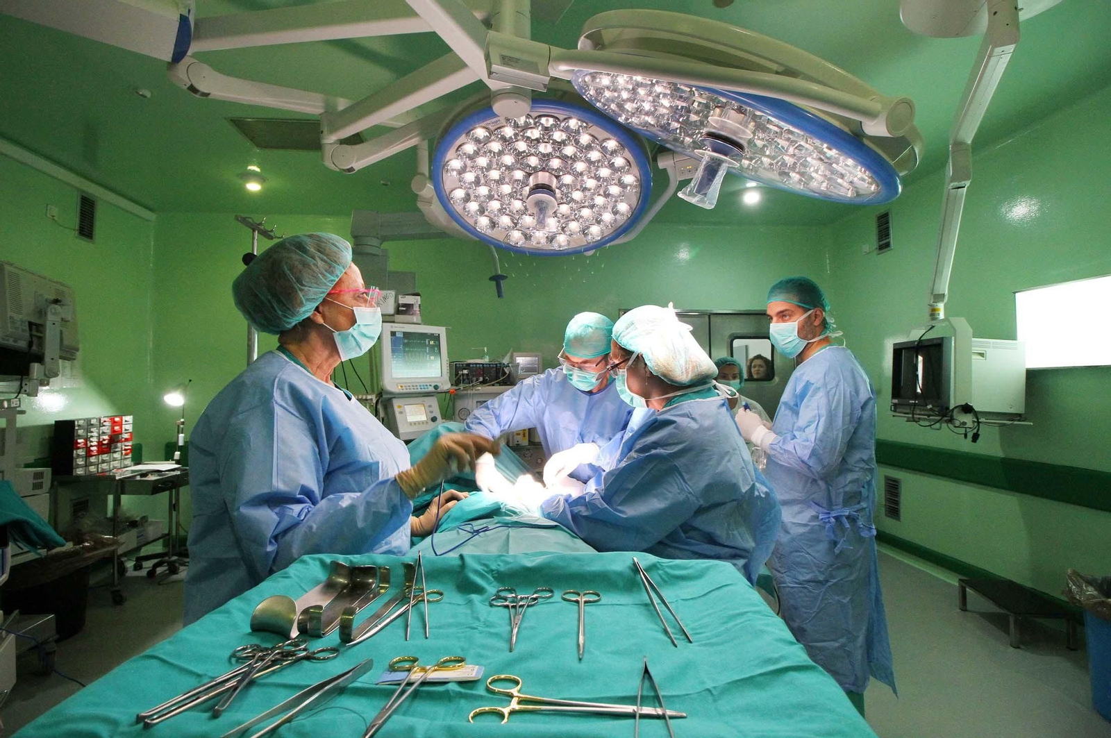 Varios médicos en un quirófano.