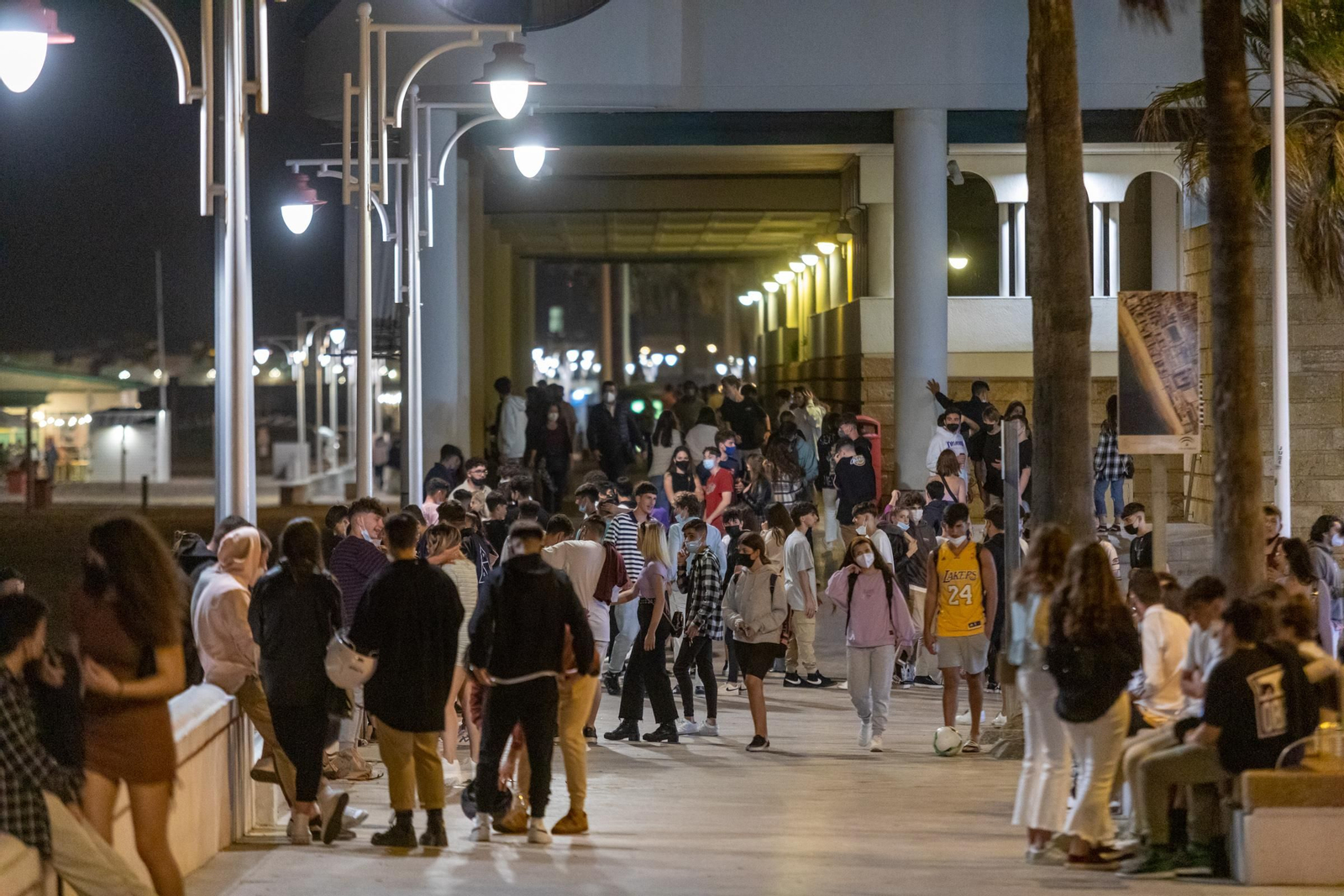 Jóvenes en el Paseo Marítimo la noche en la que ya no hubo toque de queda.