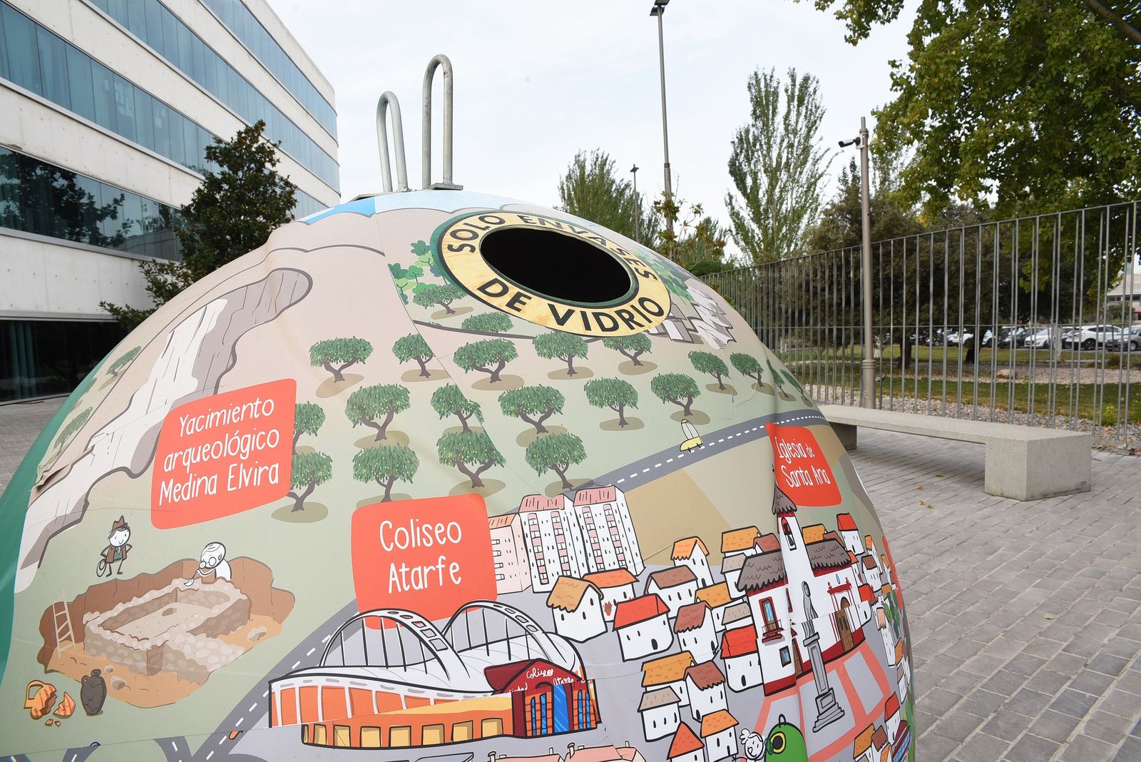 Un contenedor de vidrio de Granada.