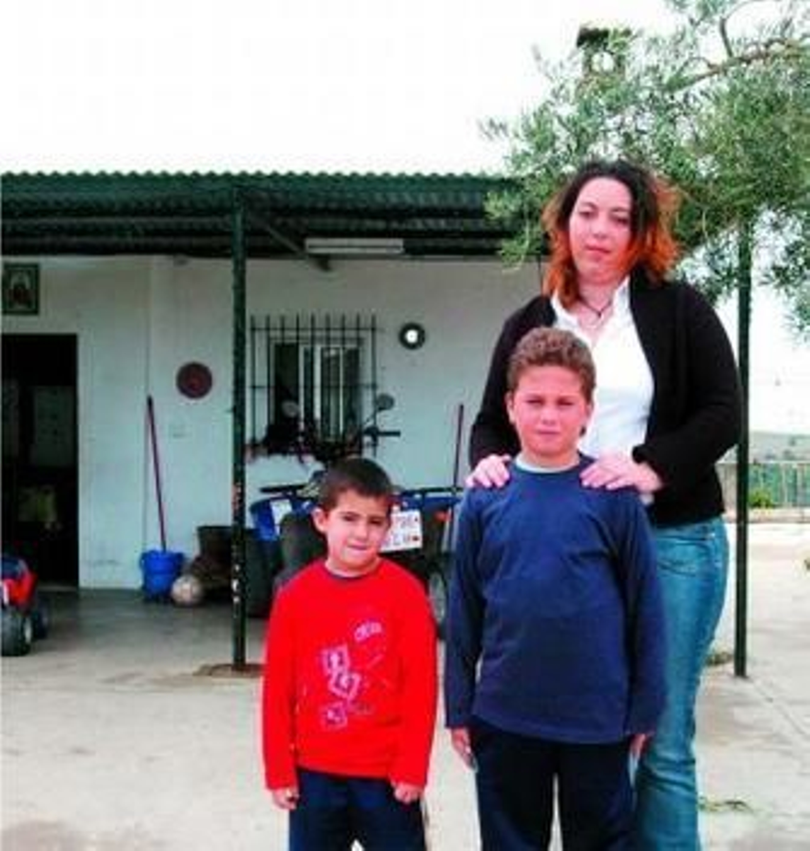 Gemma Gerez, junto a dos de sus hijos menores.