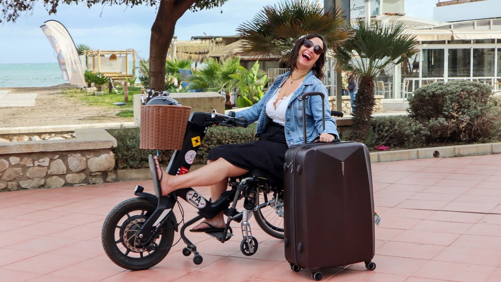 Kathi Maier, viajera afectada con su scooter y una maleta