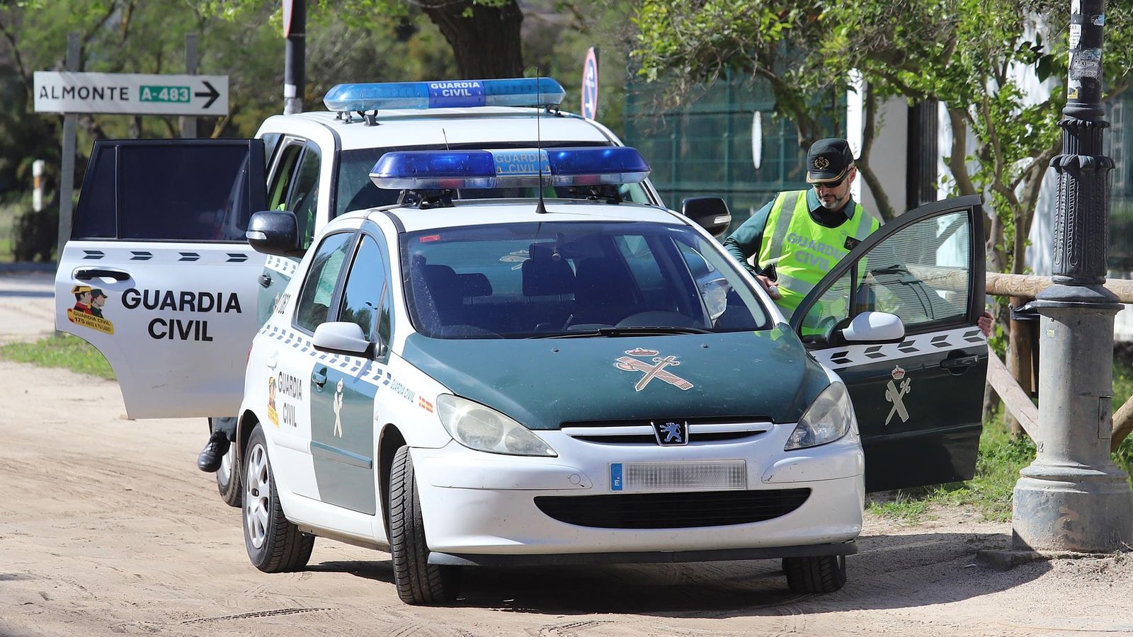 Una patrulla de la Guardia Civil en las inmediaciones de la aldea almontea.