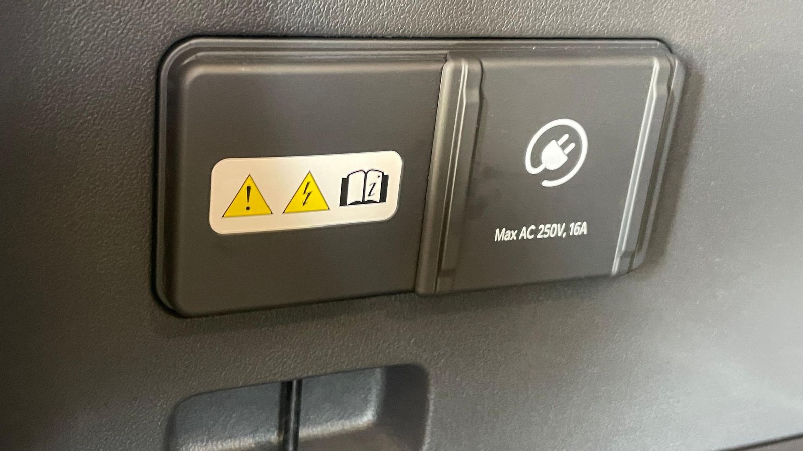 La toma de corriente continua de la función V2L está situada en uno de los paneles laterales del maletero.