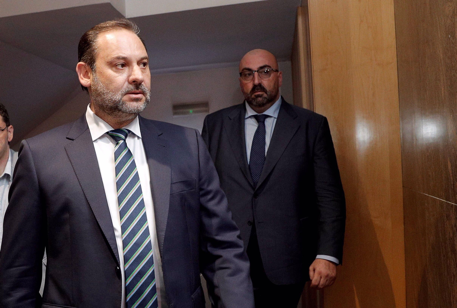 José Luis Ábalos con Koldo García detrás.