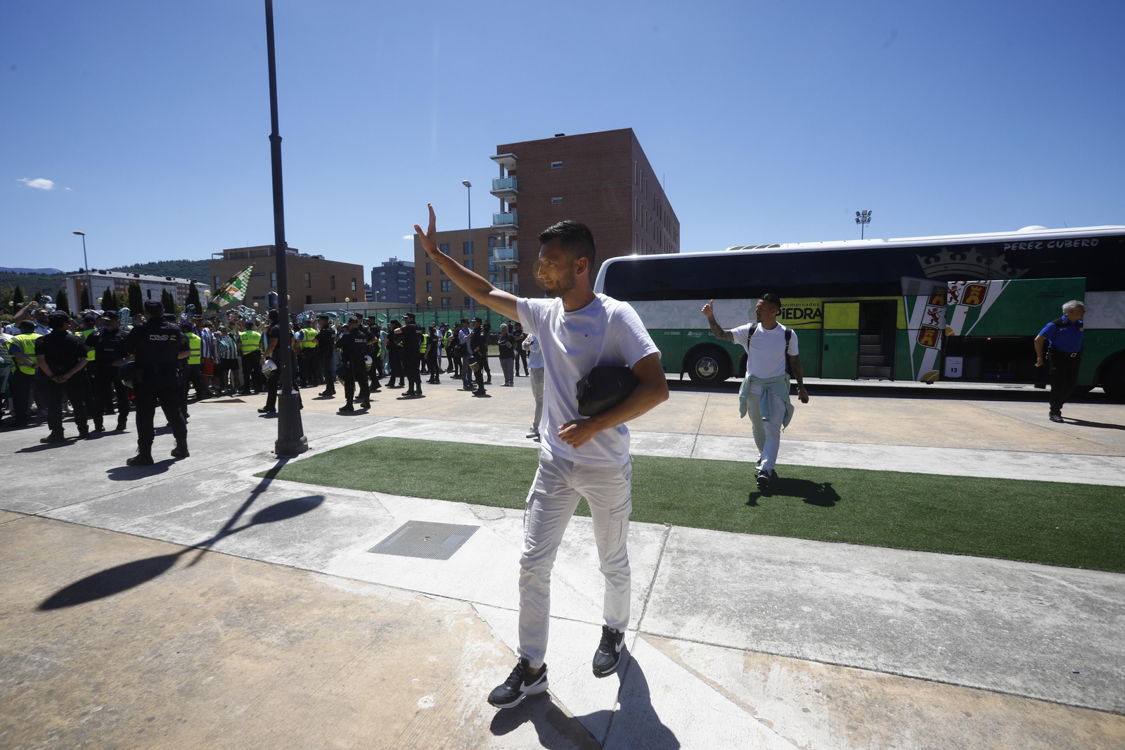 El Córdoba CF recibe el calor de su afición a su llegada a El Toralín antes del partido ante la Ponferradina El Córdoba CF recibe el calor de su afición a su llegada a El Toralín antes del partido ante la Ponferradina