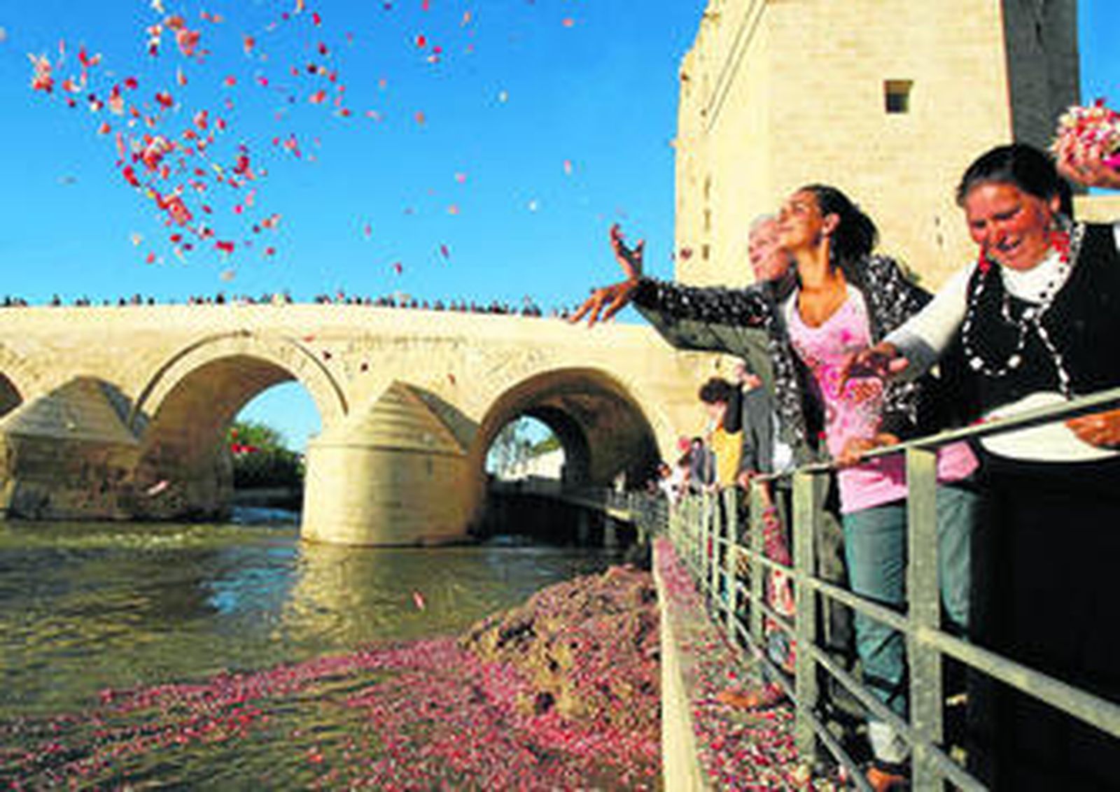 Los gitanos celebran su día arrojando flores al río, símbolo de trashumancia.