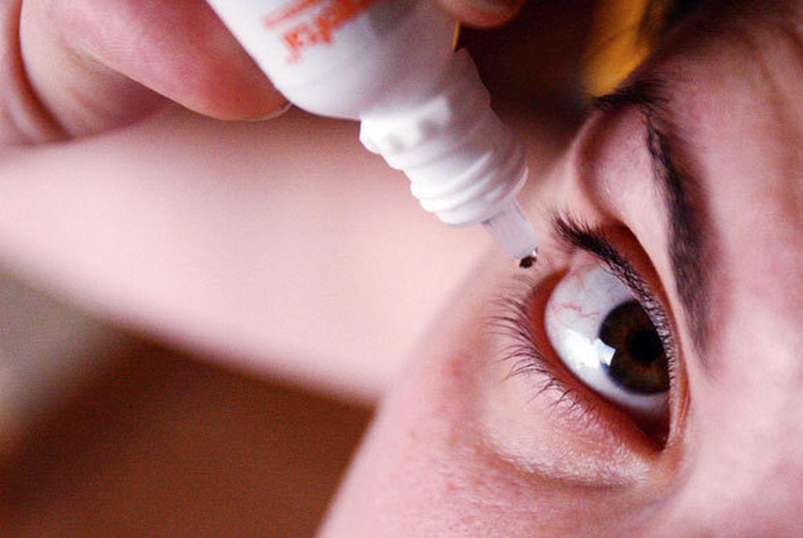 Los ambientes cargados y el humo aumentan la sequedad ocular