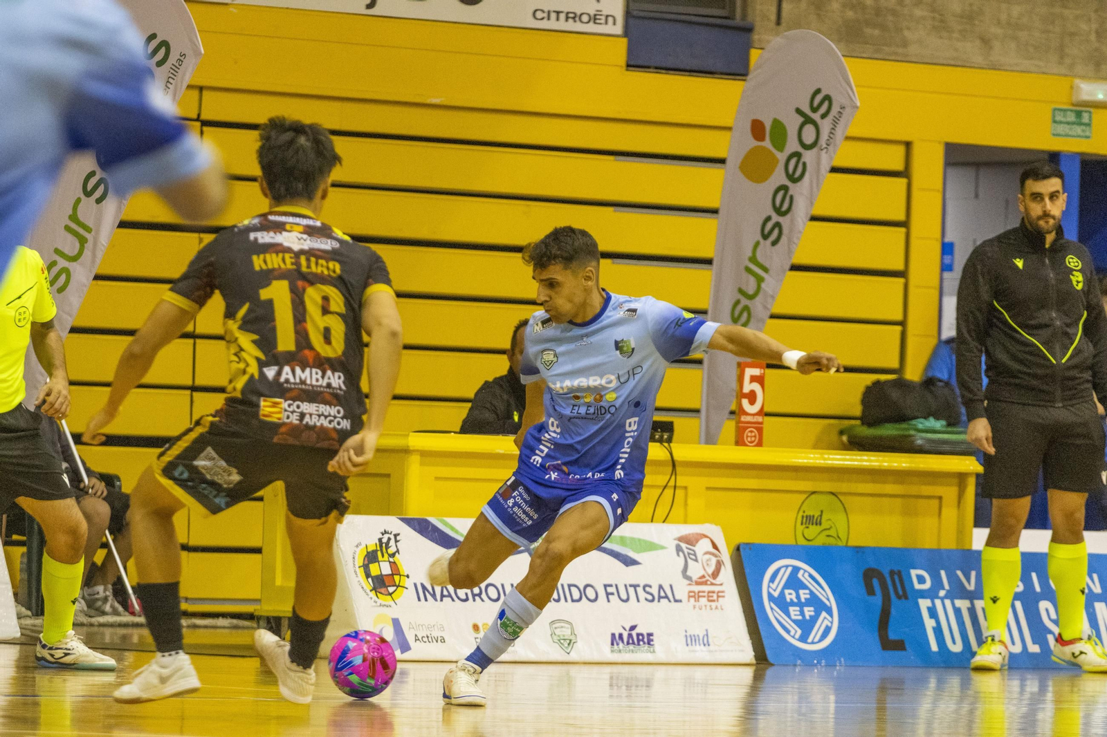 Nacho Gil en plena ejecución de un disparo durante el último encuentro liguero disputado en casa por los celestes.