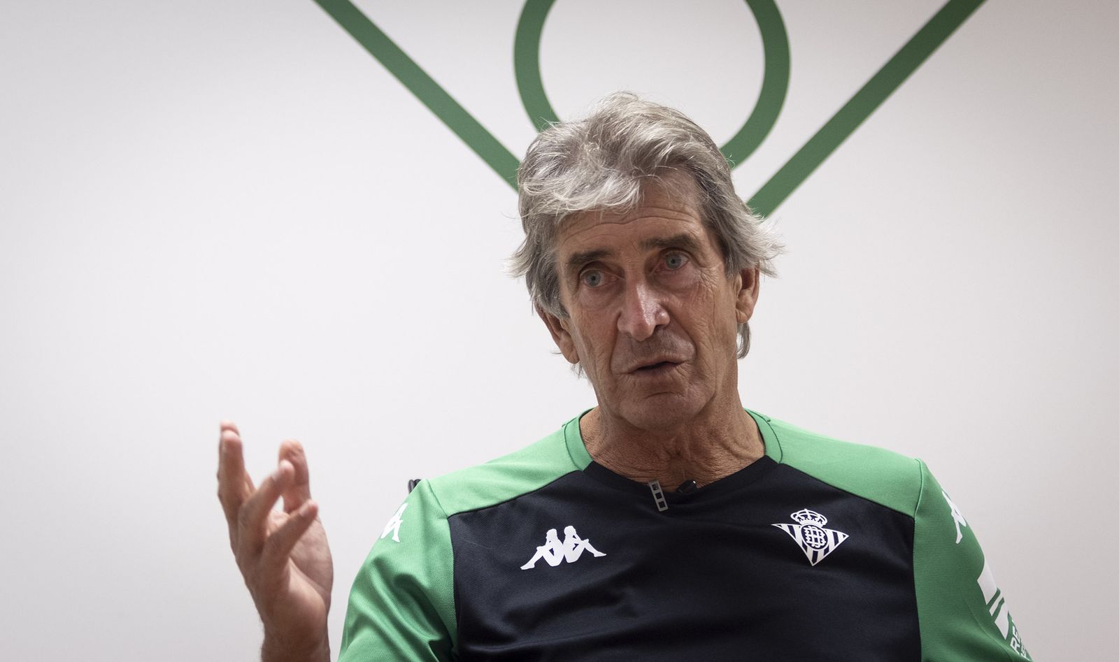 Manuel Pellegrini posa en una entrevista.