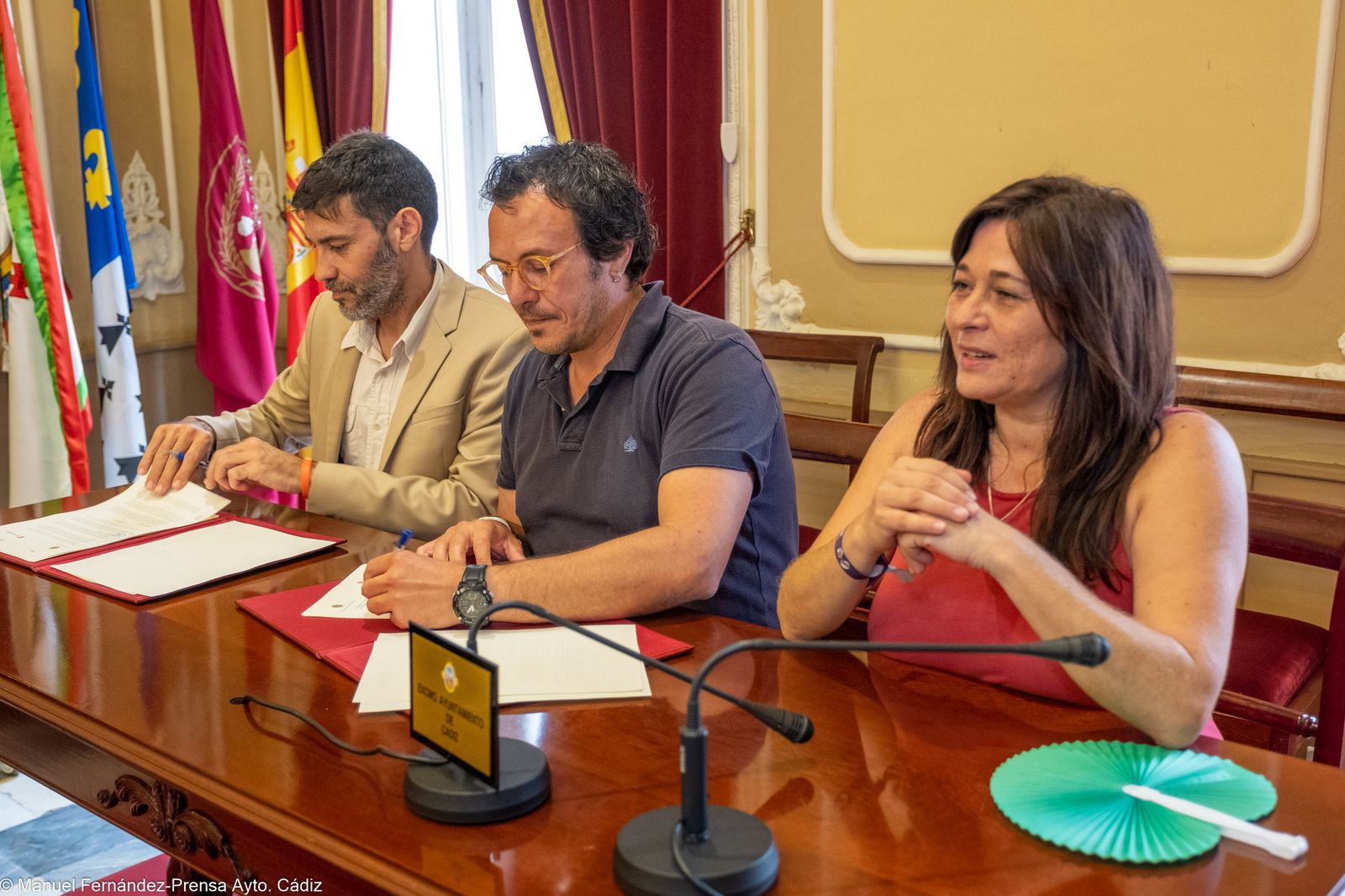 El alcalde de cádiz, José María González, y el director de Save the Children Andalucía, Javier Cuenca, firman el convenio de colaboración.