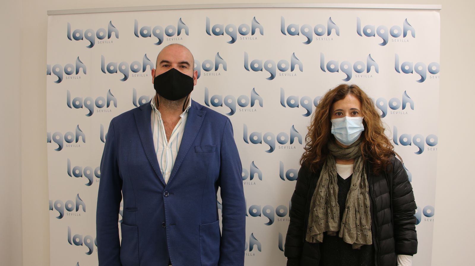 El director gerente de Lagoh, Carlos Fita, y la gerente de la Asociación Madre Coraje Sevilla, María José Herrera Andana.