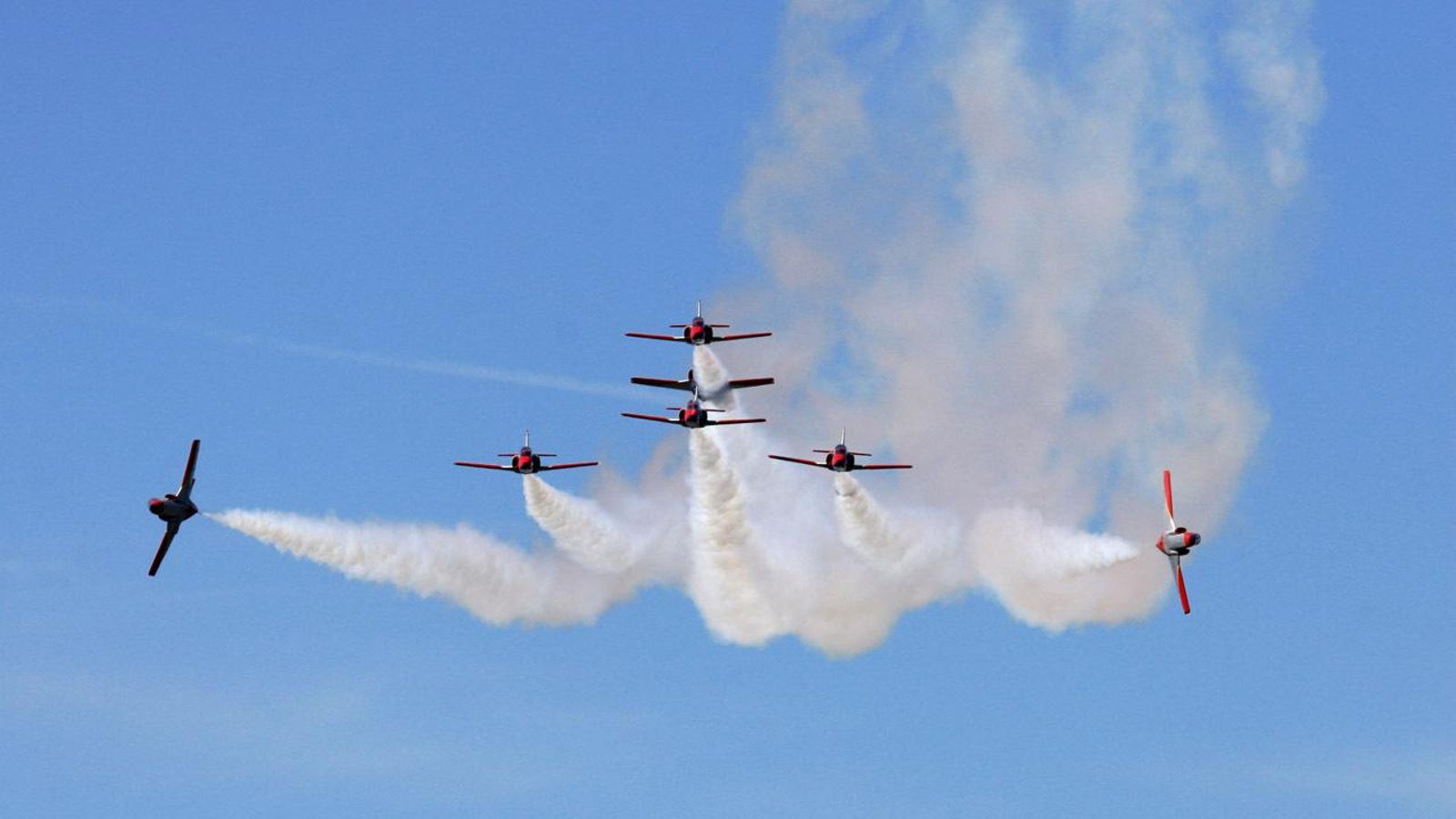 El C-101 está construido totalmente en España por Construcciones Aeronáuticas (CASA).