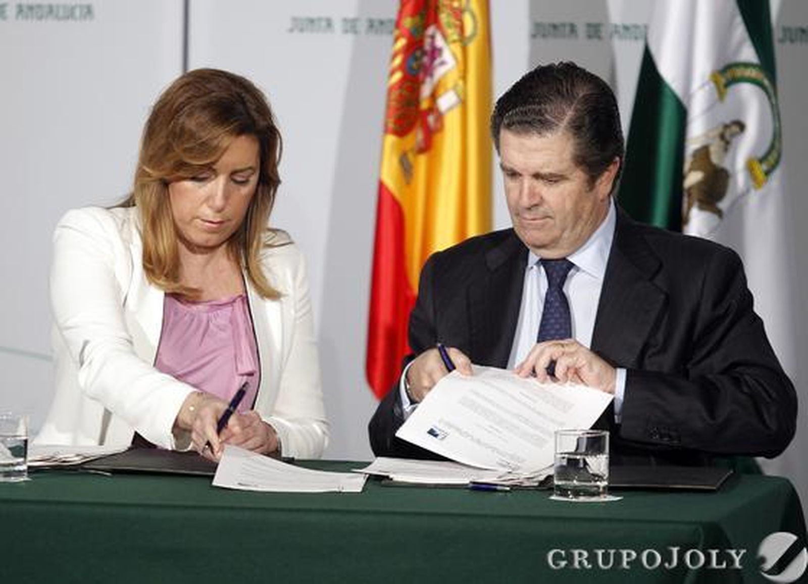 La Junta y Endesa firman un convenio por el que la compañía invertirá 15 millones para becas.

Foto: Juan Carlos Muñoz