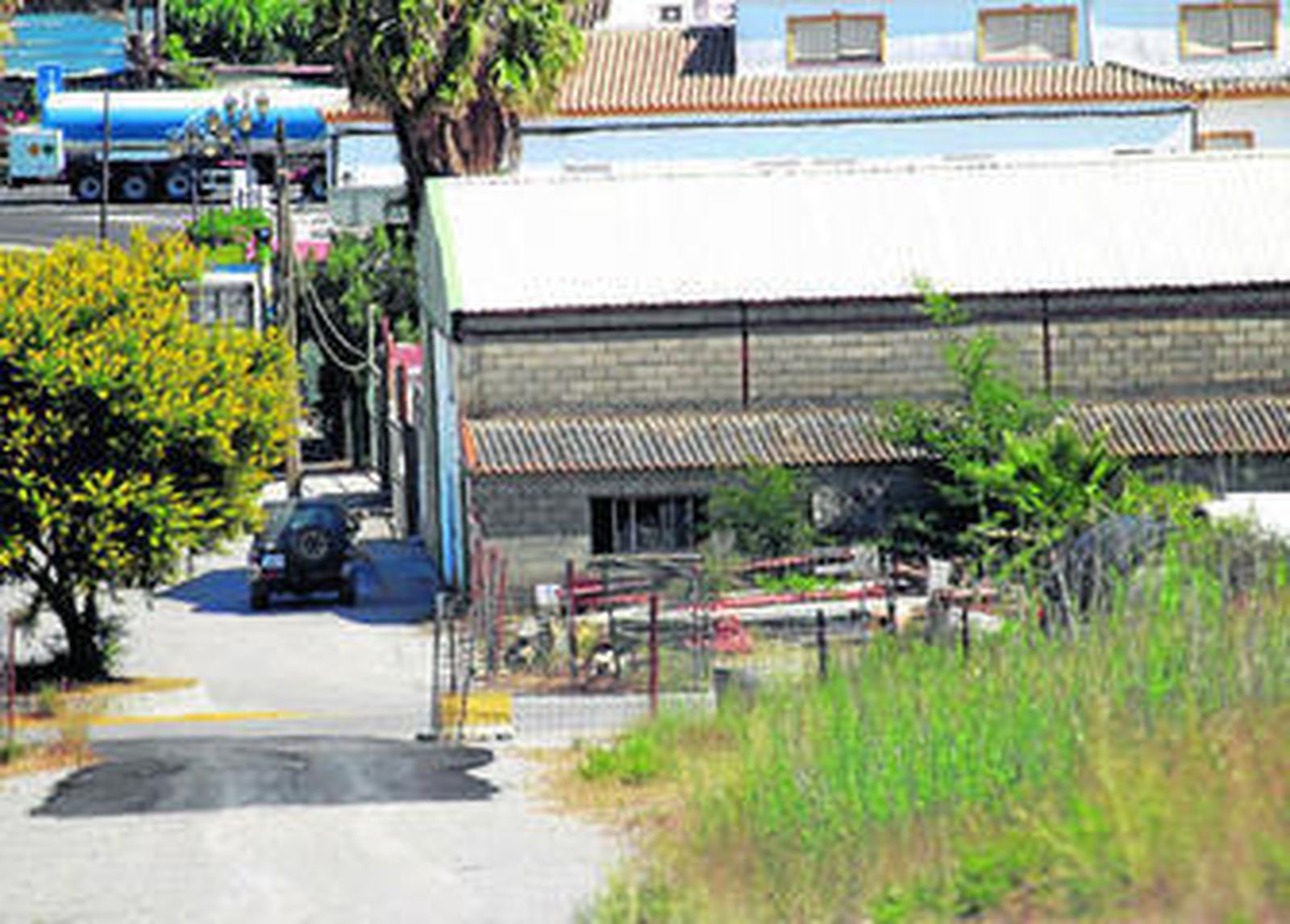 La nave, junto a la autovía A-7, que no es apta para la fábrica de zapatos.