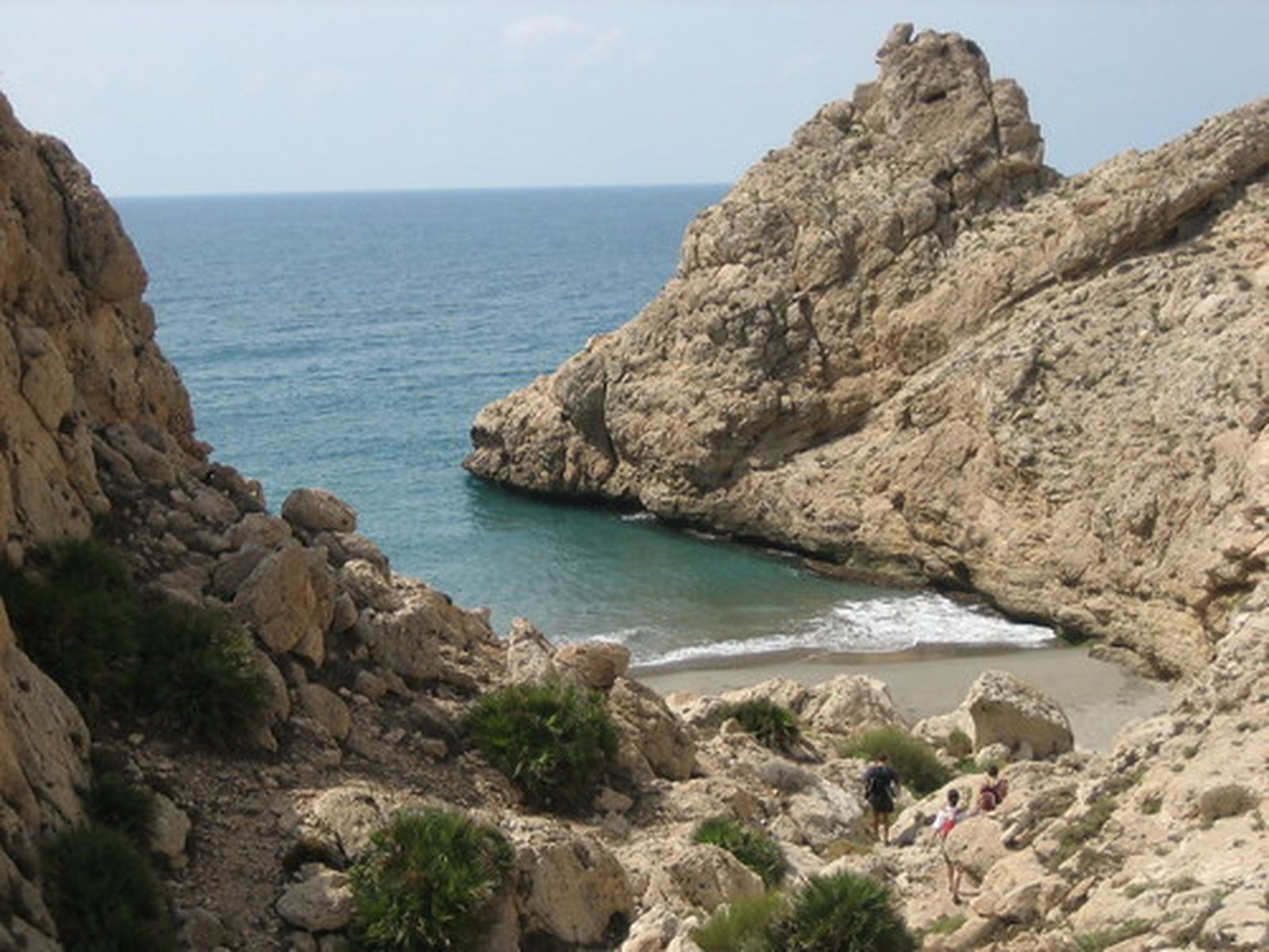 Rescatado un hombre tras caer por un acantilado cuando iba a pescar entre calas en Carboneras