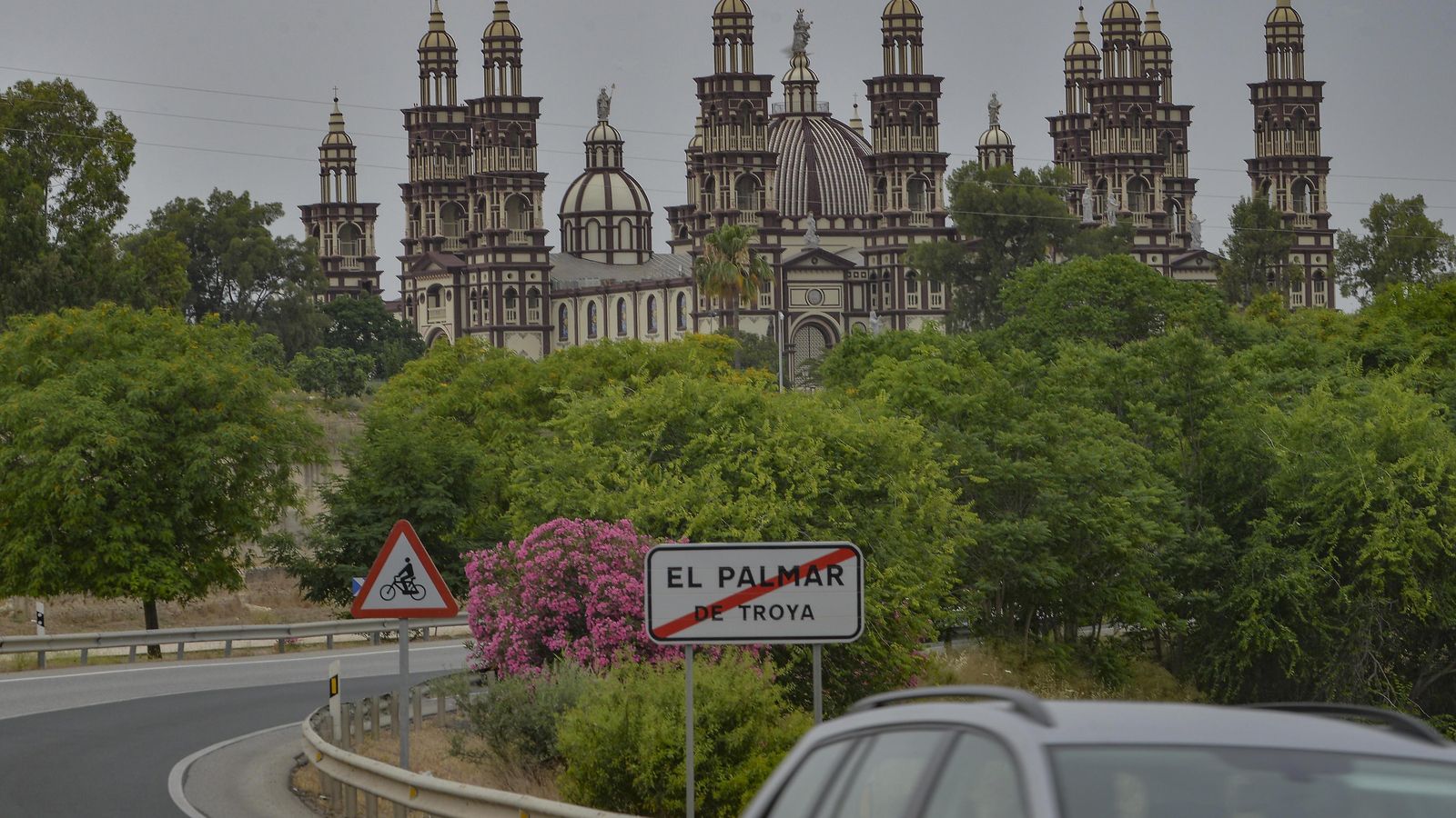 La basílica y el complejo de los Carmelitas de la Santa Faz, situados en una colina al oeste del casco urbano.
