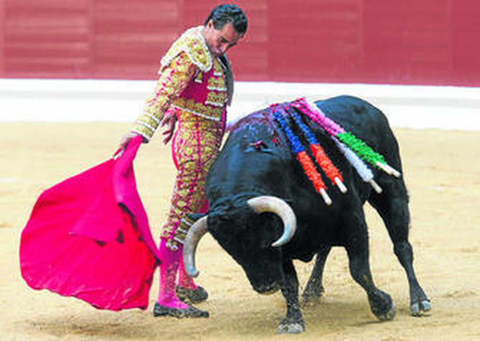Iván Fandiño ante el primero de la tarde y de la Feria de la Blanca de Vitoria, al que le cortó una oreja.