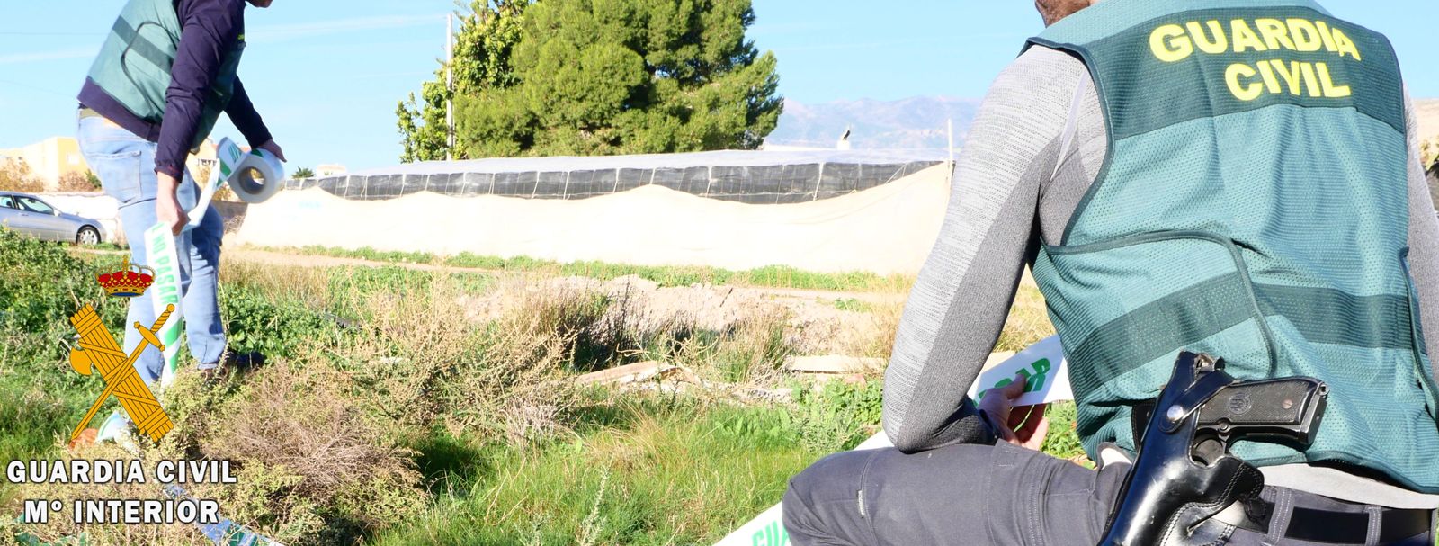 Los agentes durante la investigación que se ha llevado a cabo en una explotación de Níjar