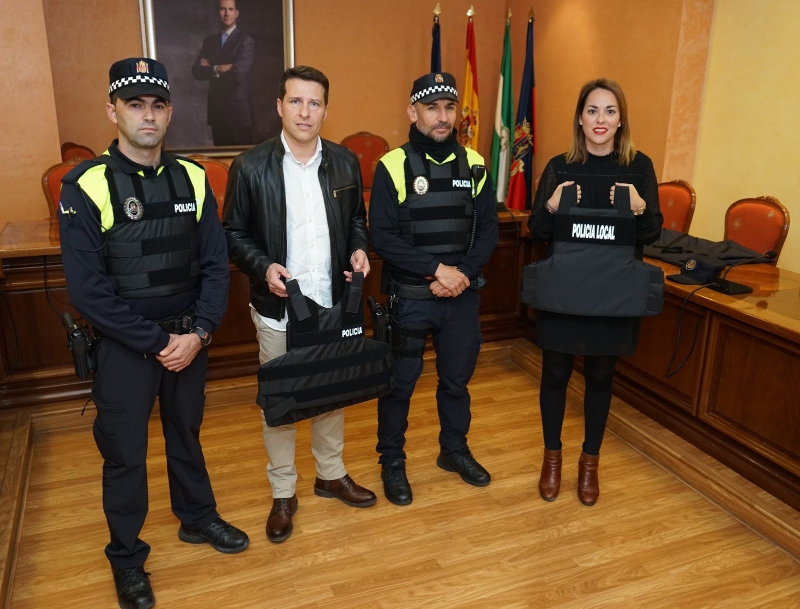 El alcalde presentó ayer los chalecos.